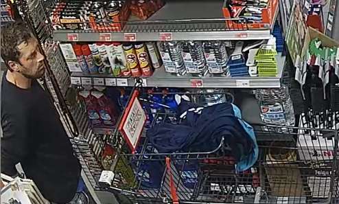 unbekannter Täter im Supermarkt mit Einkaufswagen