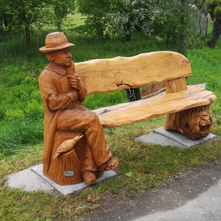 Holzbank mit Skulptur 