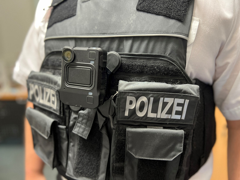 Trageweise der Bodycam an einer Polizei-Einsatzweste