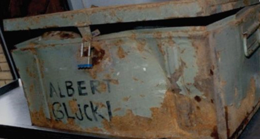 “Albert Glück“ written on the front side of the metal box